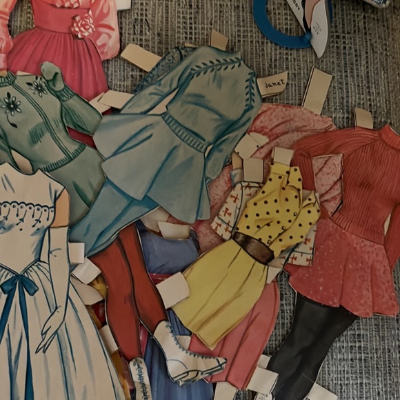 Vintage Lennon Sisters Traveling Case w/ 3 Dolls, Stands, 41 Costumes/Accesories - Picture 9 of 16